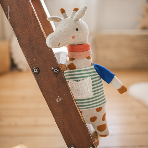 Cuddly toy giraffe “Maila” with striped shirt – ava&yves