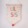 7180wallhanginglilsis  Avayves Feine Papeterie Und Geschenke Für Babys Und Kids Wall Hanger Wandbehang Little Sister Wimpel