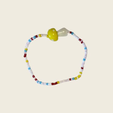 Perlenarmband Pilz gelb mit elastischem Band, Säckchen in leuchtend blau/natur mit aufgesticktem Pilz