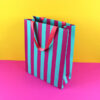 4173geschenktaschestripeslviolettmintkoralle  Avayves Feine Papeterie Und Geschenke Für Babys Und Kids Geschenkpapier Tasche Papiertasche Tragetasche