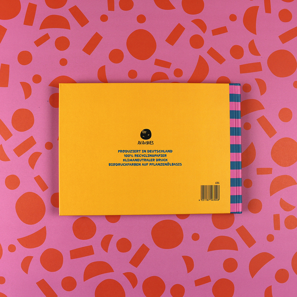 Yellow rectangular package on a pink patterned background with a small black logo and German text about recycled paper and plant-based inks.