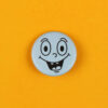 6293buttongesichthellblau Avayves Feine Papeterie Und Geschenke Für Babys Und Kids Blue circular button with a cartoon smiling face on an orange background.